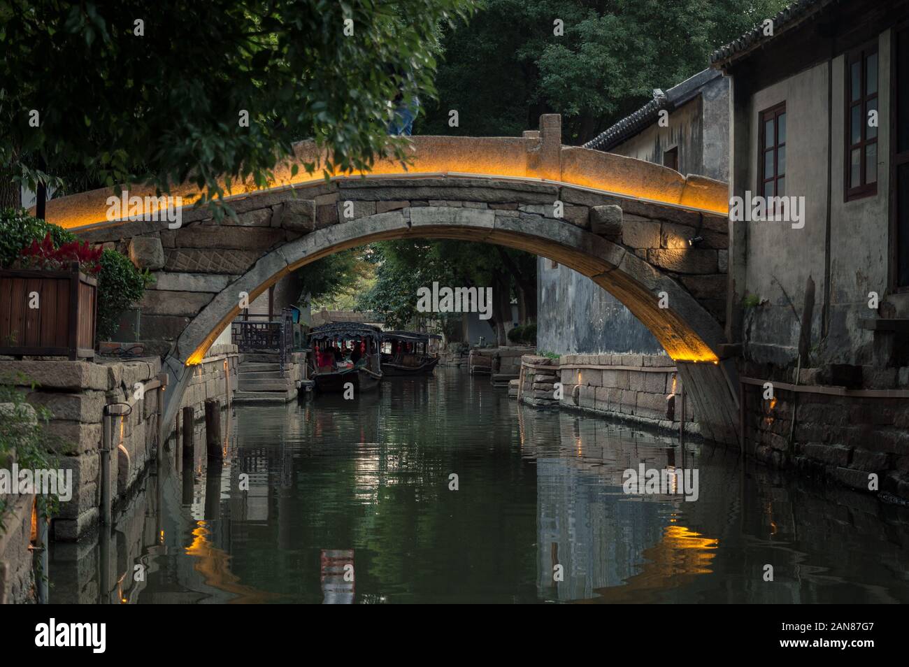 Alte steinerne Brücke über den Kanal im chinesischen Dorf, Suzhou Stockfoto