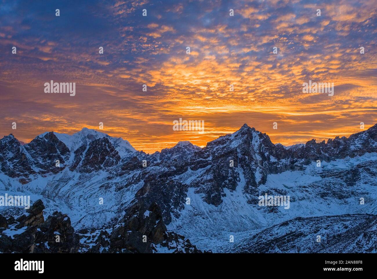 Sonnenuntergang über den Bergen der Khumbu-Region des Nepal Himalayas Stockfoto