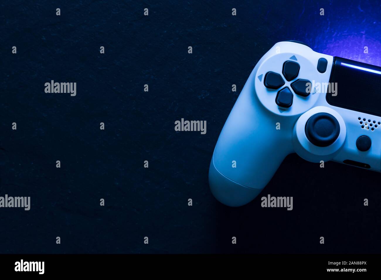 Video Game Gaming Controller Nacht mit Beleuchtung dunkler Hintergrund der Ansicht von oben Stockfoto