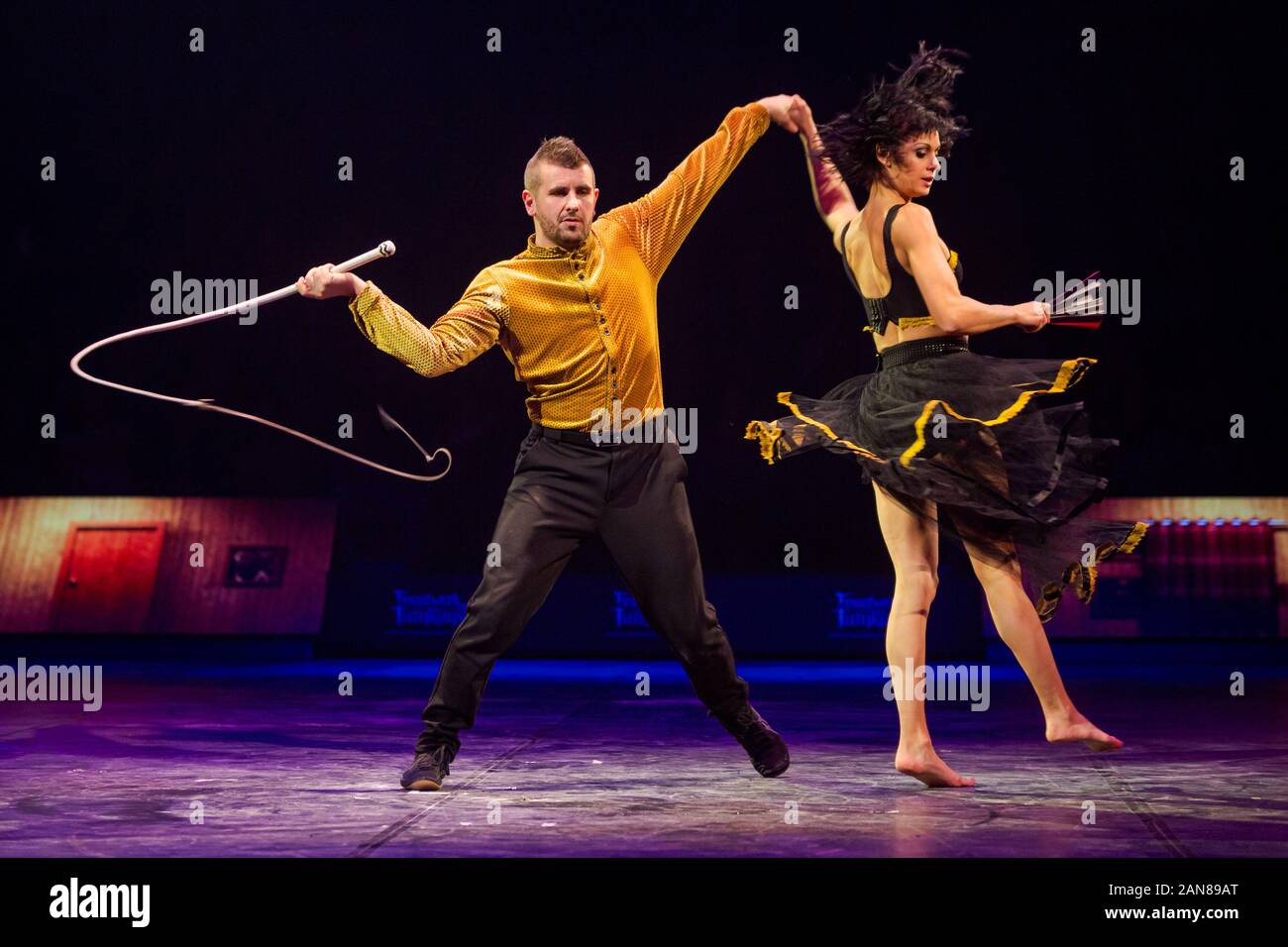 Wetzlar, Deutschland. 13 Jan, 2020. Duo Silliau aus Kanada mit Emilie und Julien Silliau ist mit Peitsche und Handfächer, Gymnastik show Feuerwerk der Turnkunst - Tour 2020: OPUS, in der rittal-arena Wetzlar. Credit: Christian Lademann Stockfoto