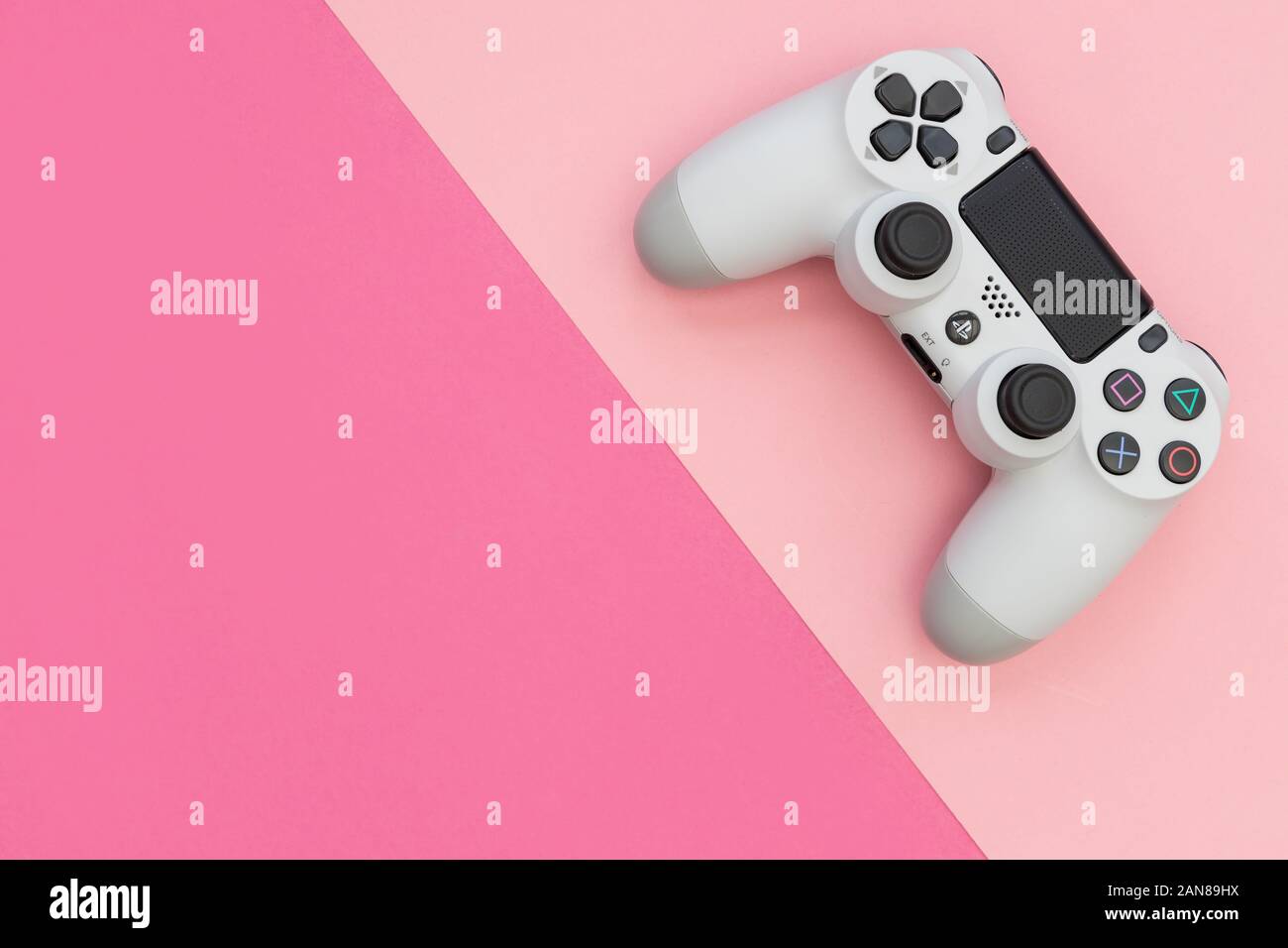 LONDON - Dezember 10, 2019: Video Game Gaming Controller auf rosa Hintergrund, Ansicht von oben Stockfoto