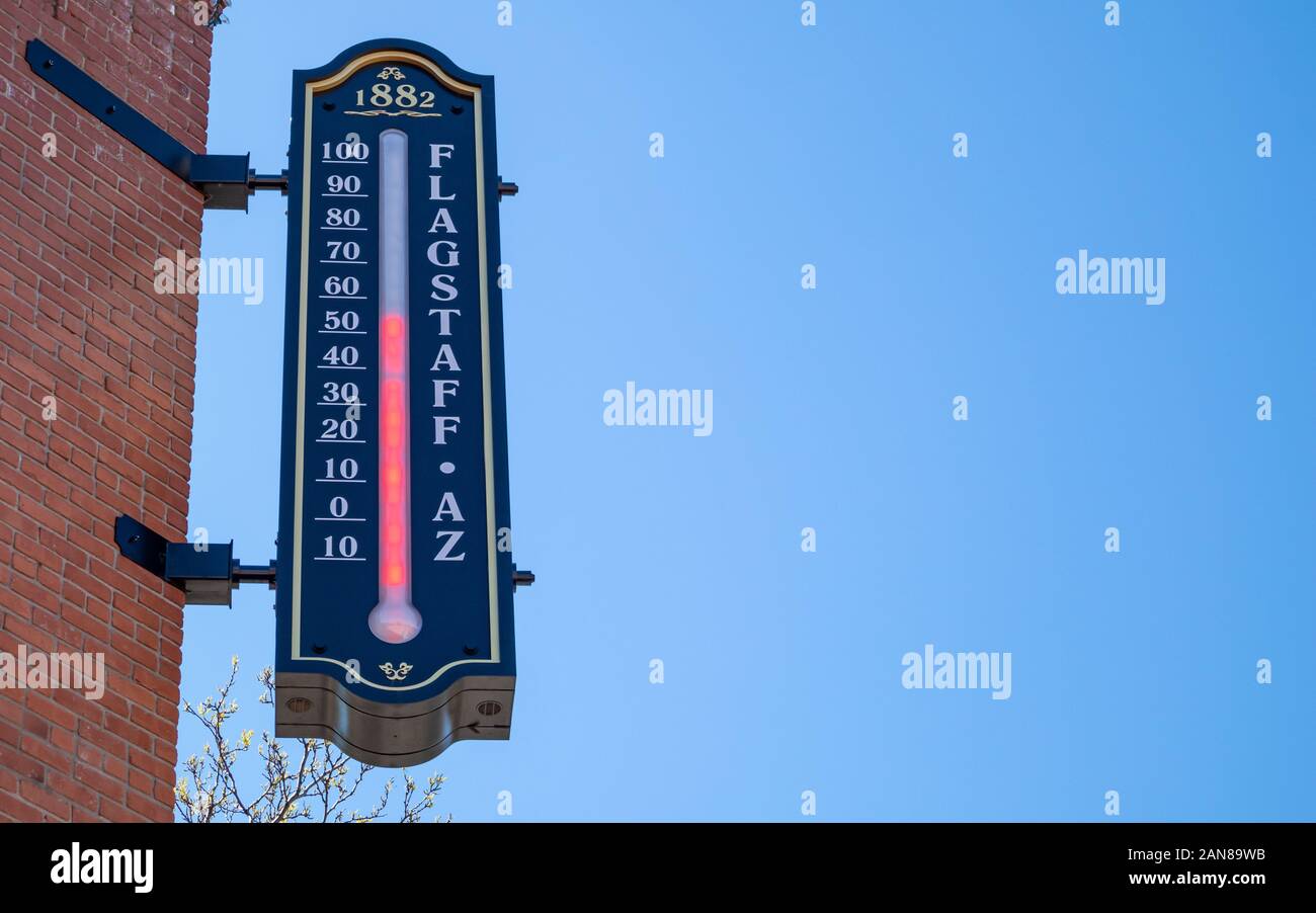 Flagstaff, Arizona, USA. 25. Mai 2019. Straße thermometer Kelvin-skala auf einem Backsteingebäude, blauer Himmel, Temperaturen über 50 Grad, kopieren Stockfoto