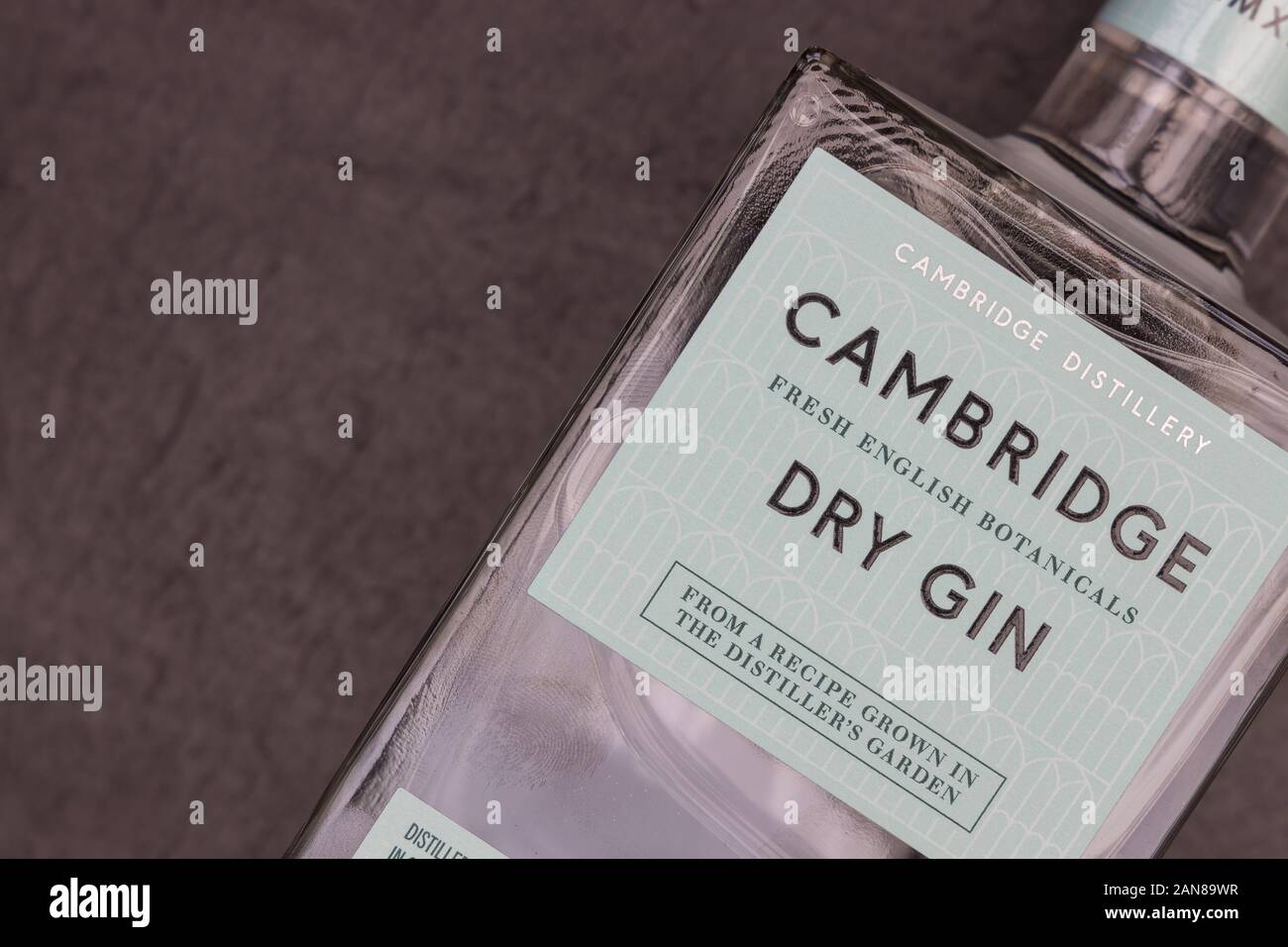 LONDON - Dezember 10, 2019: Cambridge Handwerk Gin in Glasflasche auf dunklem Hintergrund Stockfoto