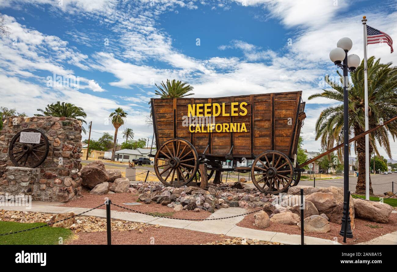 Nadeln, Kalifornien, USA. 26. Mai 2019. Nadeln, Kalifornien Text auf einem hölzernen Wagen begrüßt die Besucher der Stadt wie der Westen der alten Zeiten. Clou Stockfoto