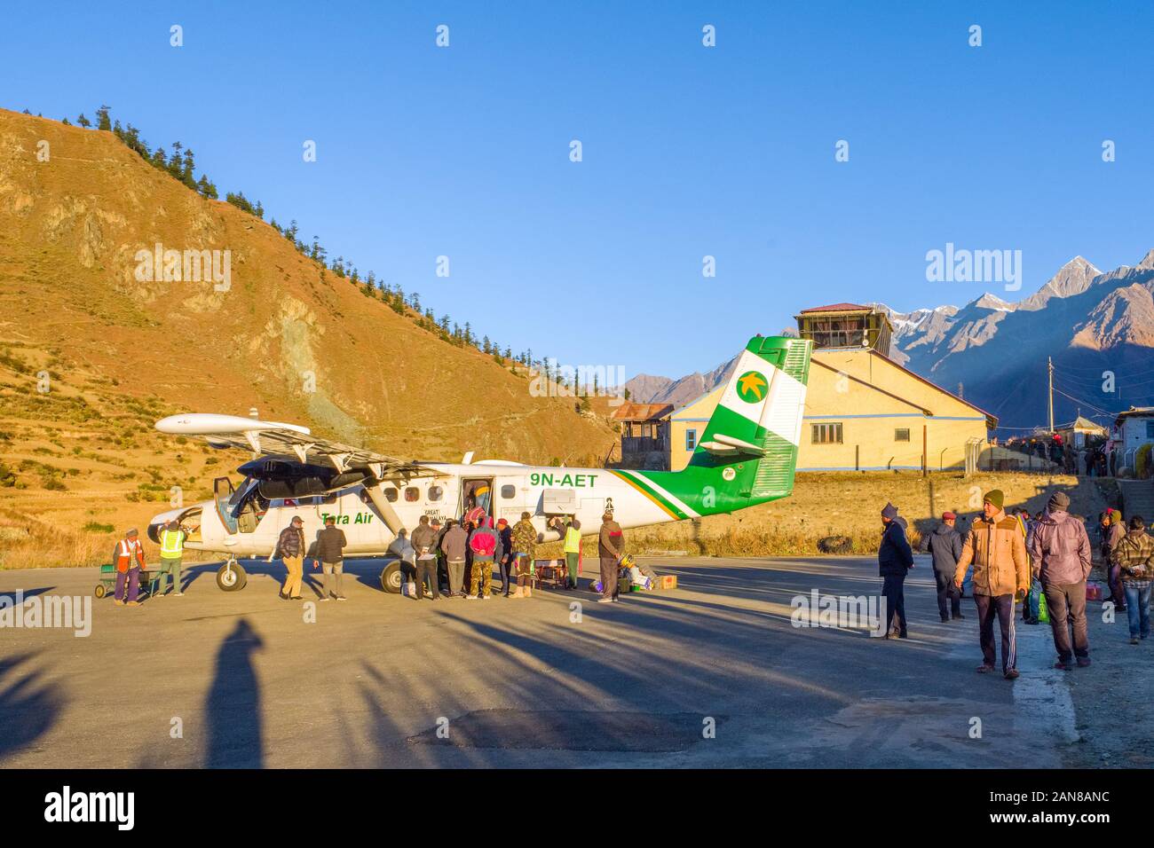 Kleines Tara Air-Flugzeug auf der Startbahn am Flughafen von Jupal in Dolpo, Nepal Stockfoto