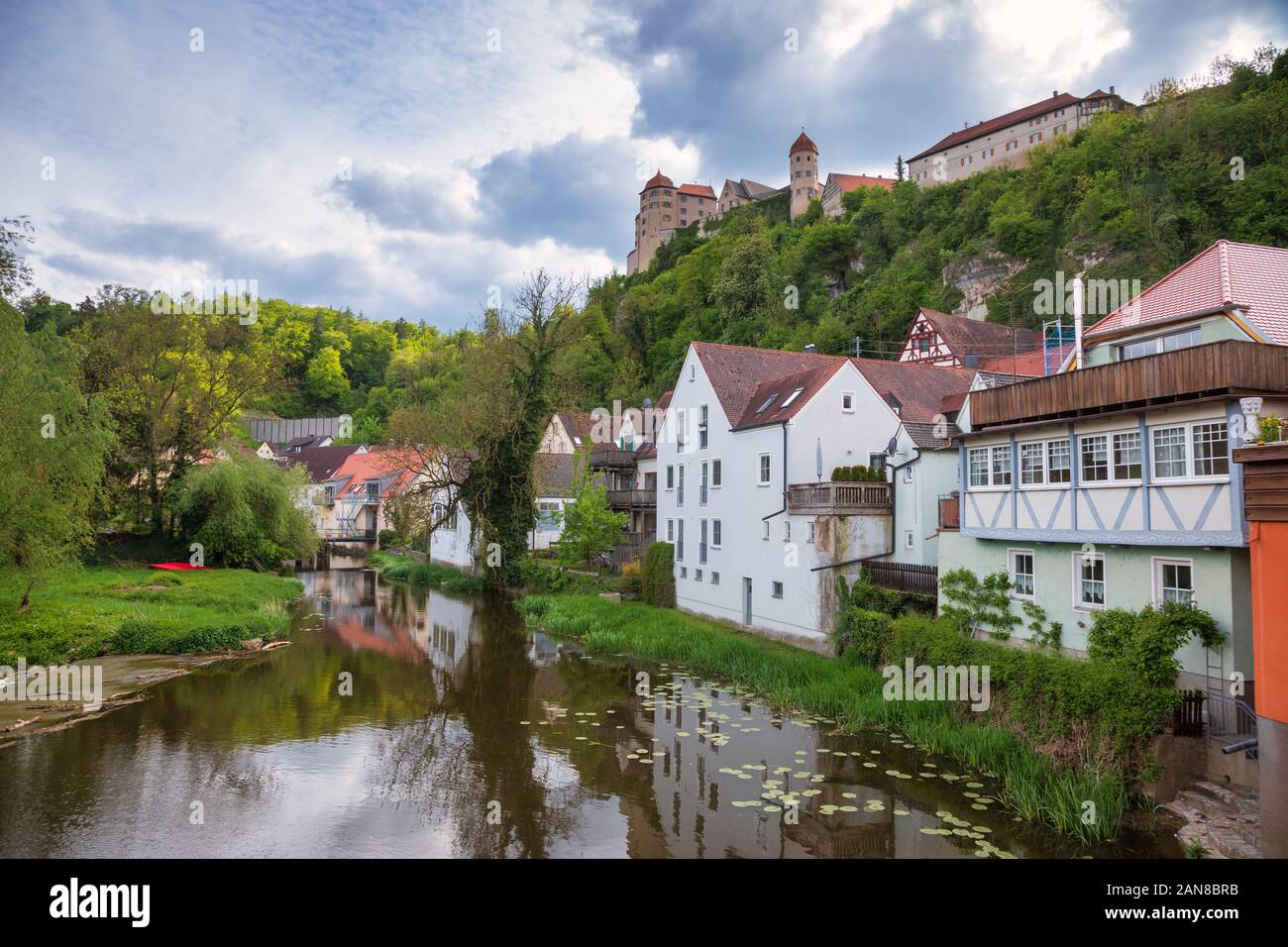 Giebelhäuser entlang der Wornitz Fluss mit Harburger Schloss im Hintergrund, Harburg, Schwaben, Bayern, Deutschland. Harburg ist ein beliebtes Ausflugsziel auf Romant Stockfoto