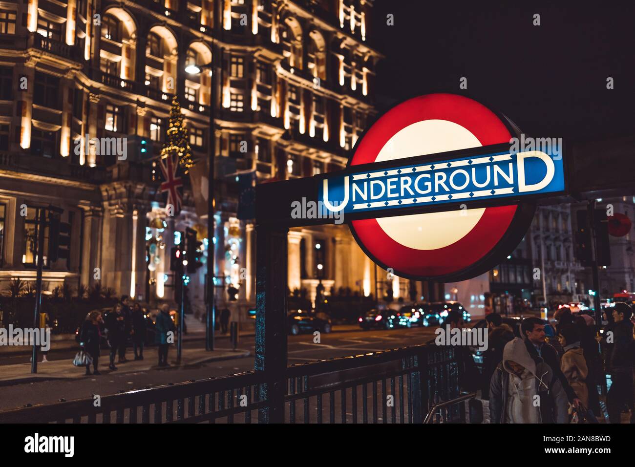 LONDON - Dezember 18, 2019: Londoner U-Zeichen in der Nacht auf die Brompton Road, Knightsbridge. Stockfoto