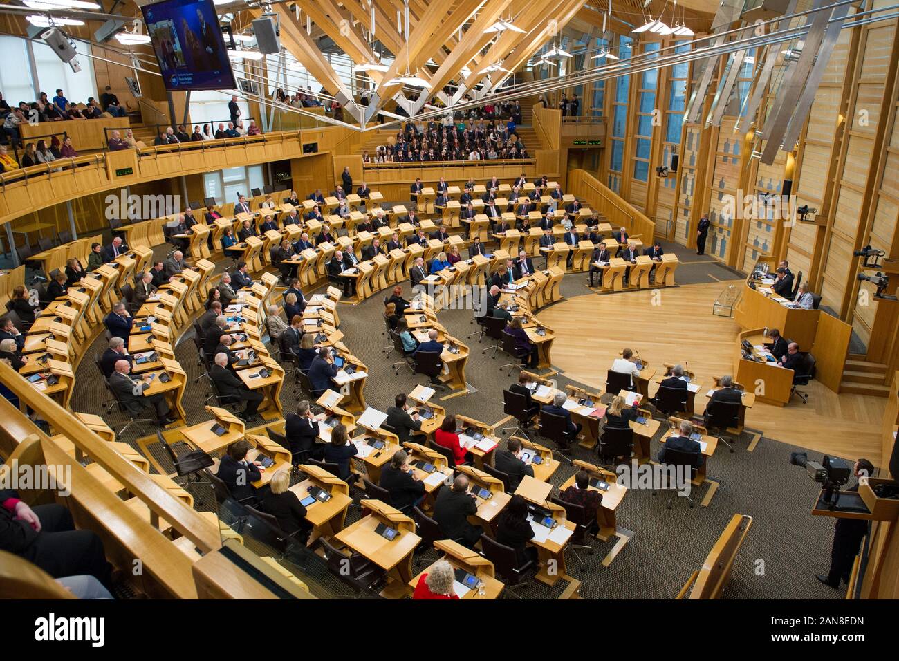 Edinburgh, Großbritannien. 16 Jan, 2020. Im Bild: Nicola Sturgeon MSP - Erster Minister von Schottland und Leiter der Scottish National Party (SNP). 2. Sitzung von 2020 der erste Minister Fragen an das schottische Parlament. Argumente und den Austausch von der Scottish National Party (SNP) nach dem britischen Premierminister Boris Johnson verweigerte die Erlaubnis für einen sekunden Unabhängigkeitsreferendum. Credit: Colin Fisher/Alamy leben Nachrichten Stockfoto