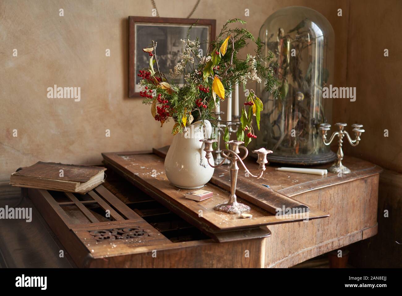 In einem georgianischen Stil mit Piano und Blumen. Stockfoto