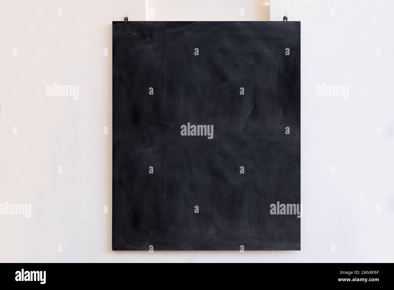 Blackboard Anmelden an den weißen Wand Hintergrund. Schwarz Blank Board, Schule Bildung unterzeichnen, Vorlage für Nachricht, kopieren Raum Stockfoto