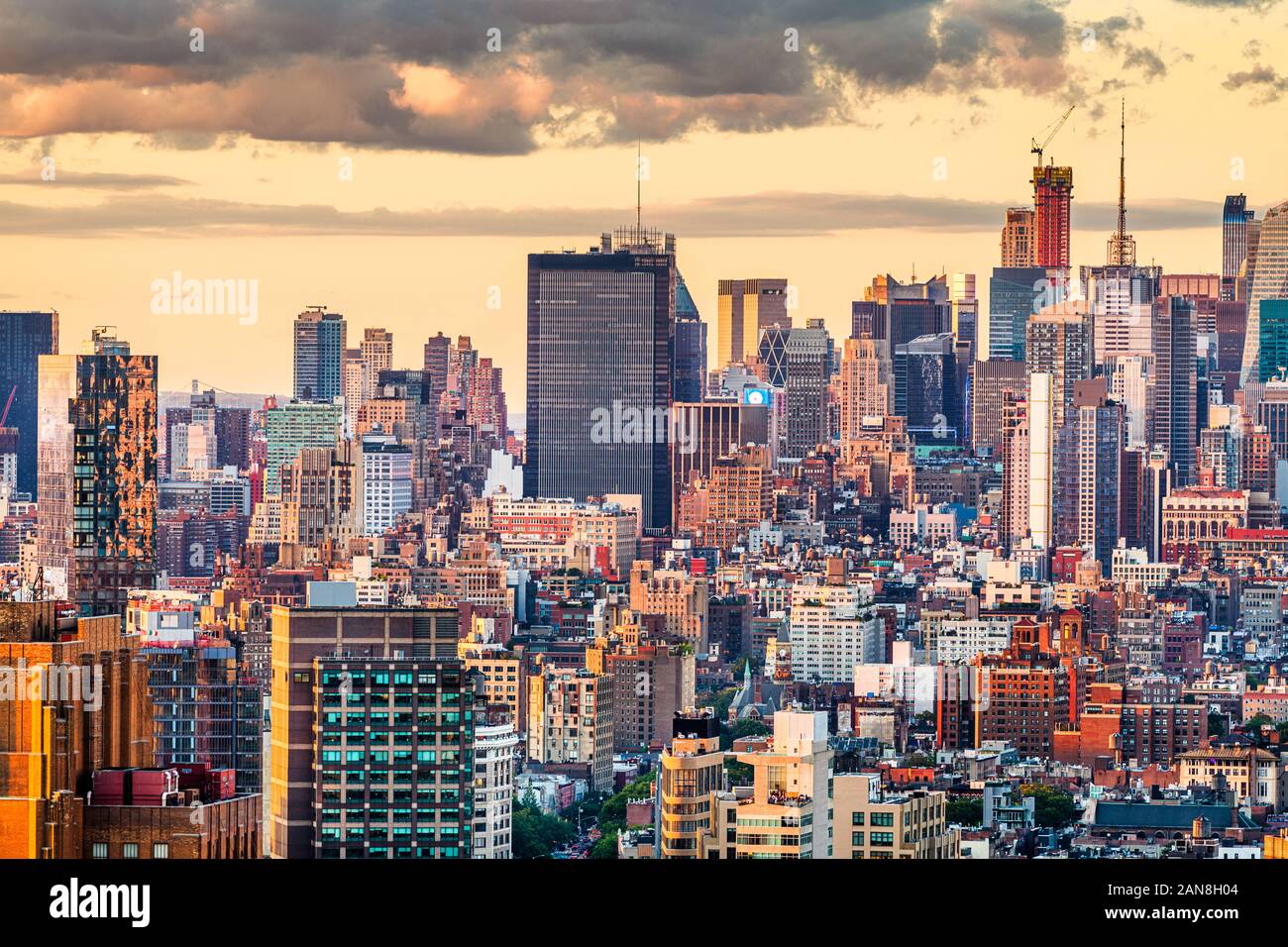New York, New York, USA dichten Skyline der Stadt über Chelsea in Richtung Hell's Kitchen in der Dämmerung. Stockfoto