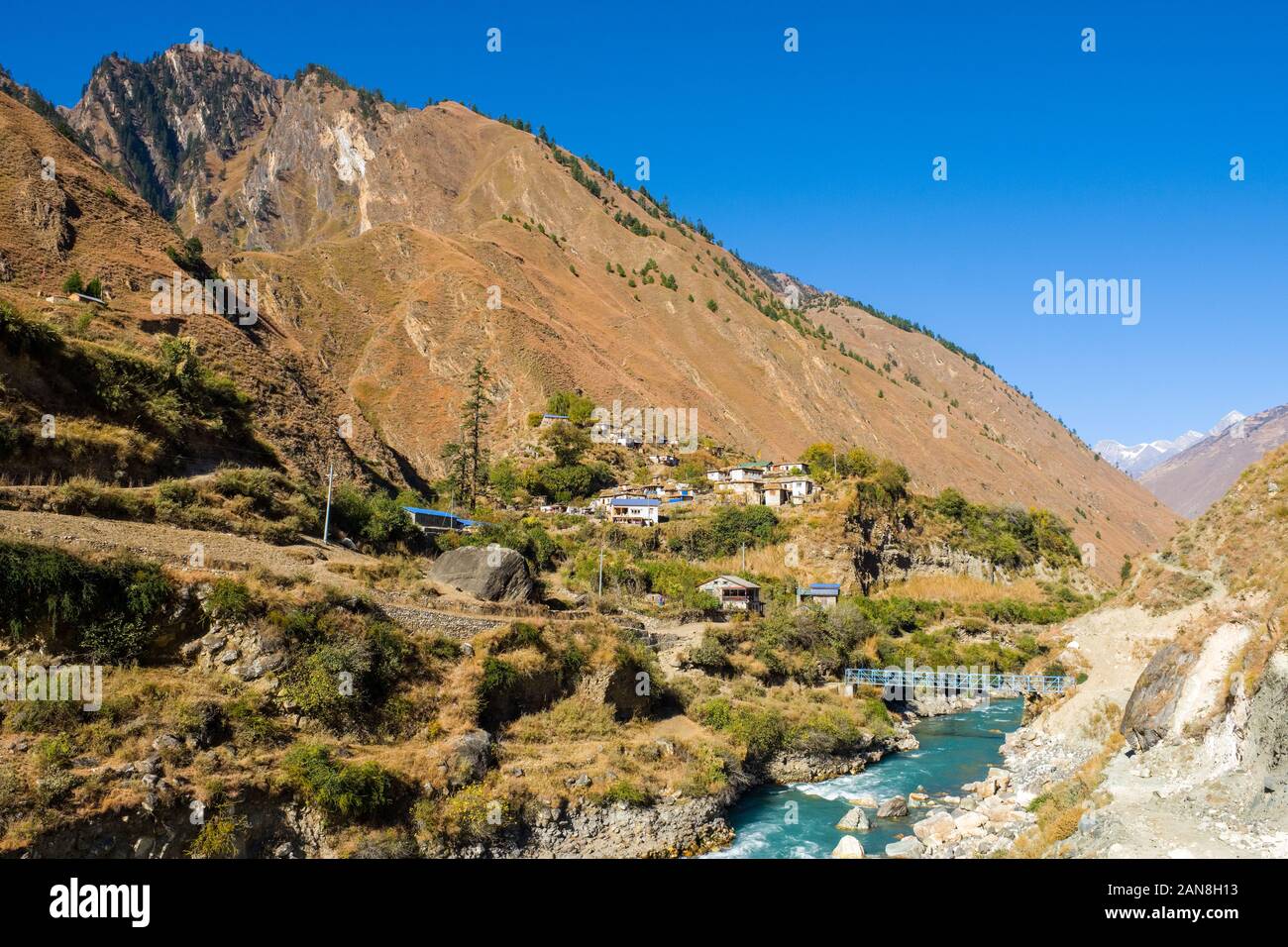 Flusstal in Dolpo im Westen Nepals auf dem unteren Dolpo-Trek in der Nähe des Dorfes Dunai Stockfoto