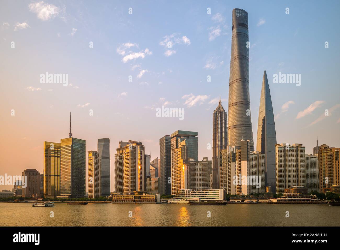 Skyline von Pudong durch den Fluss Huangpu in Shanghai, China Stockfoto