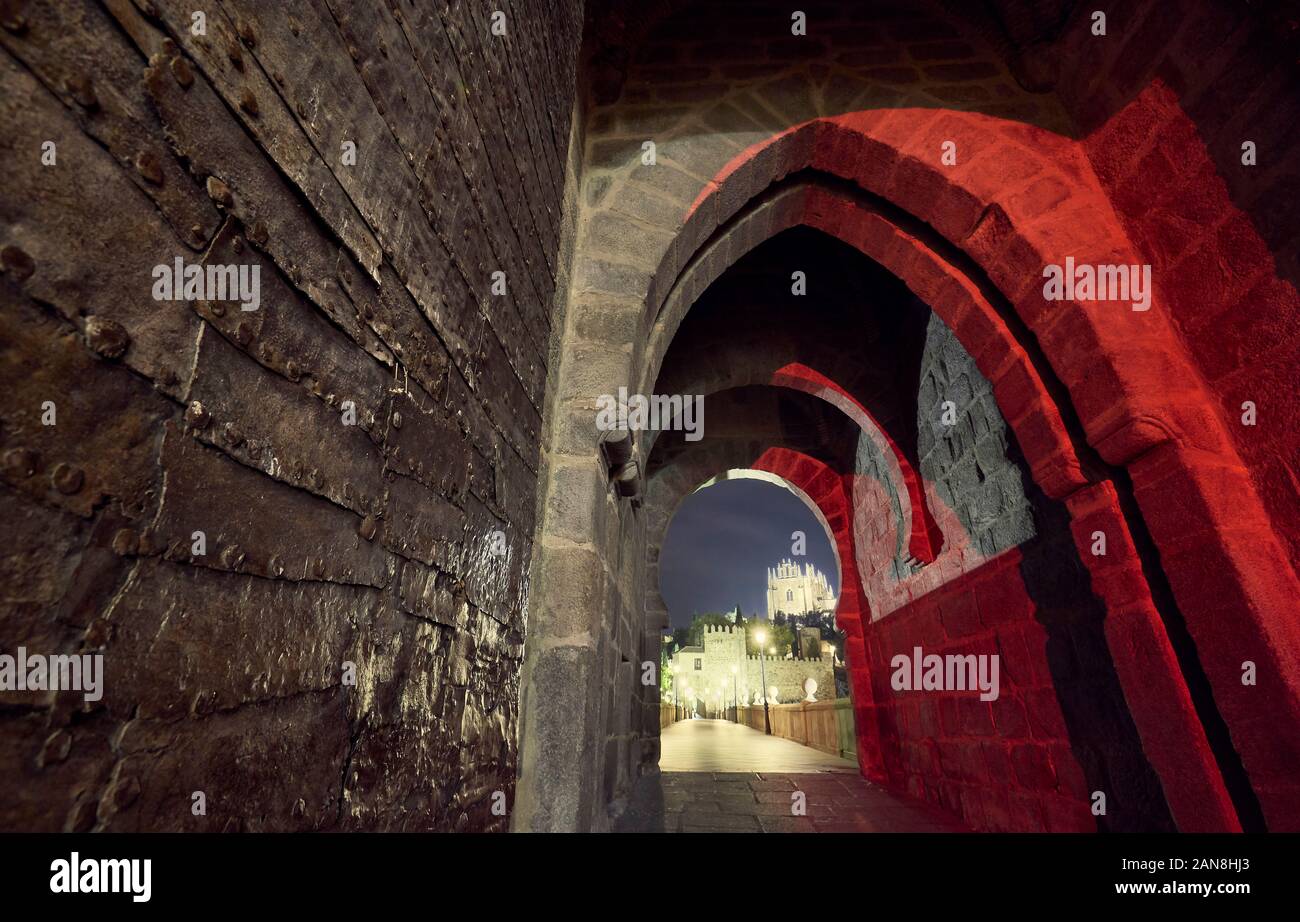 Eingang durch ein Wehrturm zu Puente de San Martin, eine mittelalterliche Brücke über den Fluss Tagus. Toledo, Kastilien-La Mancha. Spanien. Stockfoto