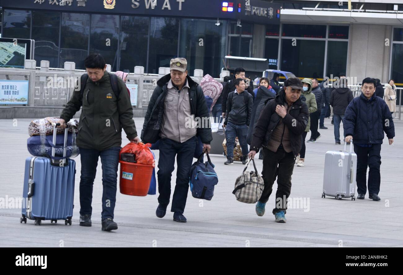 Chinesische Wanderarbeiter ihre Koffer und Taschen kommen am Bahnhof Zhengzhou zurück nach Hause mit dem Zug für die kommenden Chinesischen Neuen Ja zu gehen Stockfoto