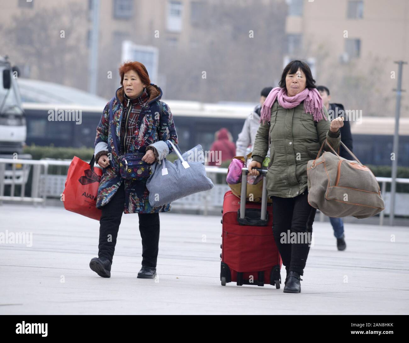 Chinesische Wanderarbeiter ihre Koffer und Taschen kommen am Bahnhof Zhengzhou zurück nach Hause mit dem Zug für die kommenden Chinesischen Neuen Ja zu gehen Stockfoto