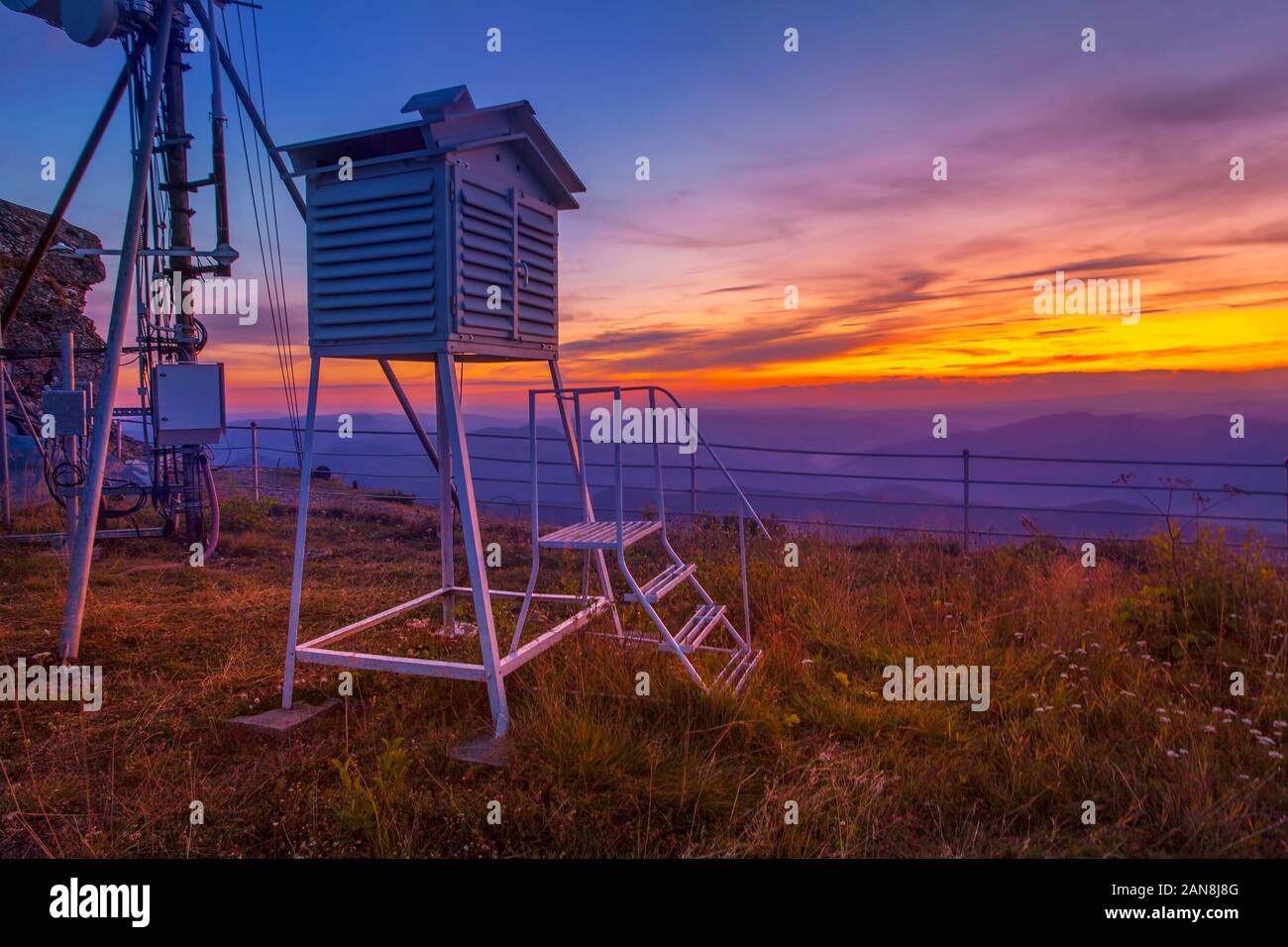 Wetterstation sunset Berglandschaft. Stockfoto