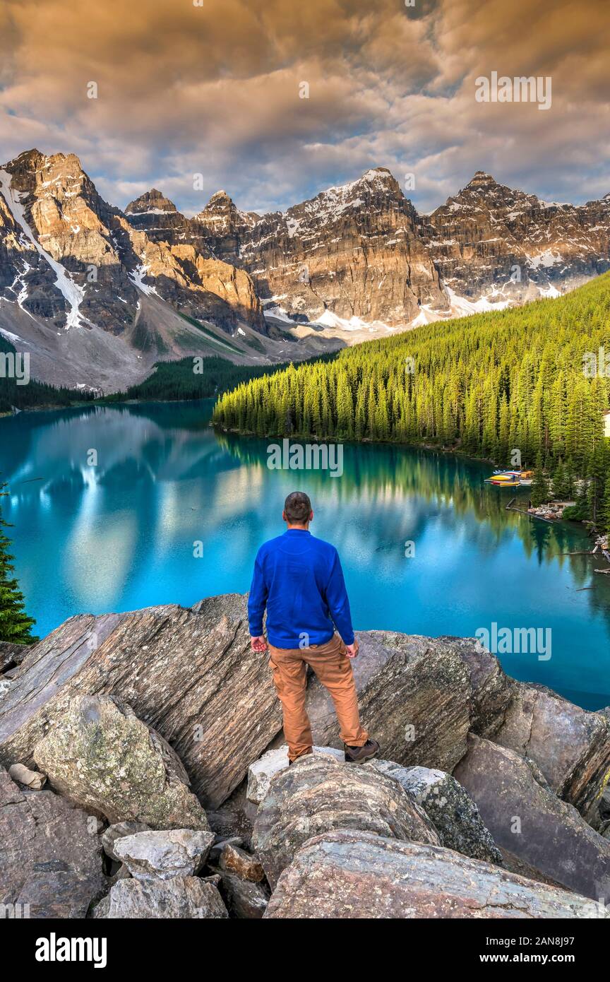 Kaukasische männliche Tourist watching Moraine Lake, Banff National Park, Alberta, Kanada Stockfoto