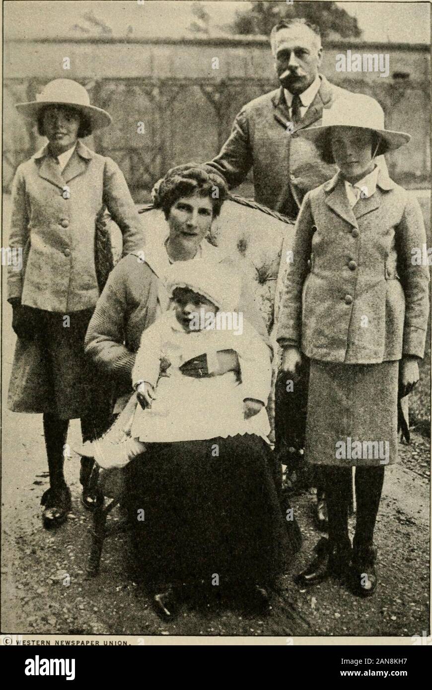 Der Literary Digest Geschichte des Weltkrieges, von Original und zeitgenössische Quellen: Amerikanische, Britische, Französische, Deutsche und andere. Inted chiefof der Generalstab in Indien, 1911, W^iile noch unter 50, wurde aufgerufen, um den Befehl zu begehrten Aldershot, zusammengestellt. Es gab anundercurrent der Beschwerde in den Dienst an seinem rasche Fortschritte. Die Vorschläge wurden nicht W^Anting, dass Gericht atwork zu seinen Gunsten beeinflusst worden war, Vorschläge, die Wurzel in der Tatsache, dass hehad verheiratet Hon. Dorothy Yivian, die Maid ofhonor zu Queen Alexandra hatte. Persönlichen Kontakt mit ihm, aber, und ein Stockfoto