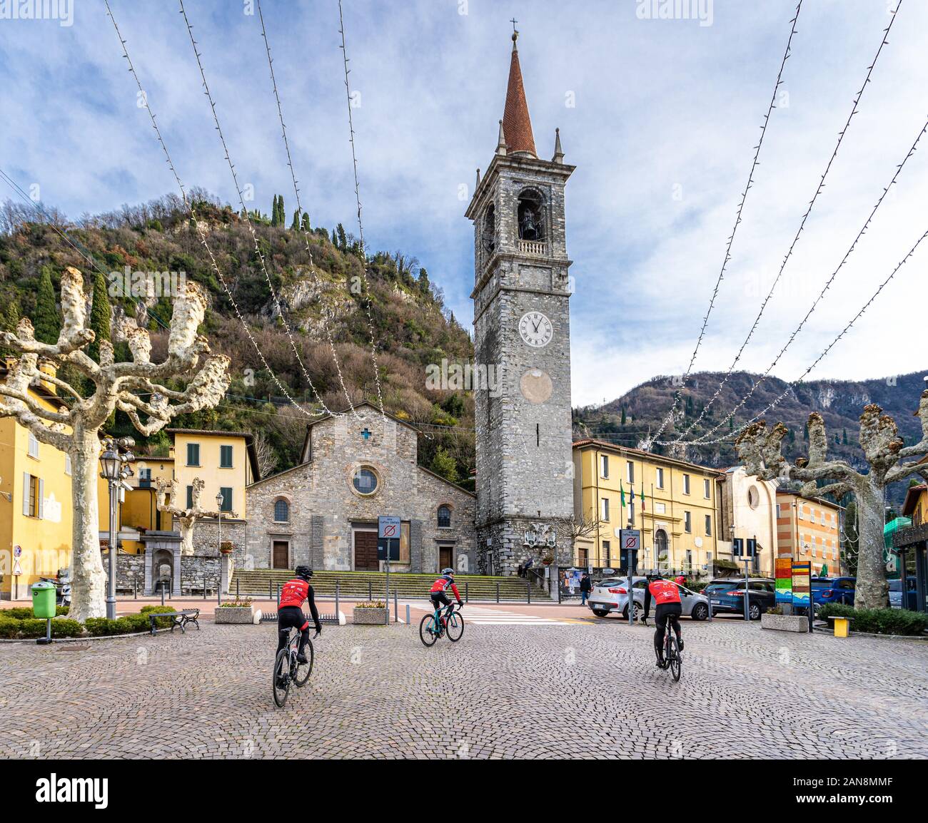 Varenna, Italien - 22 Dezember 2019 - Eine Gruppe von Radfahrern Fahrt vor der berühmten Kirche in Varenna, Italien am 22. Dezember 2019 Stockfoto