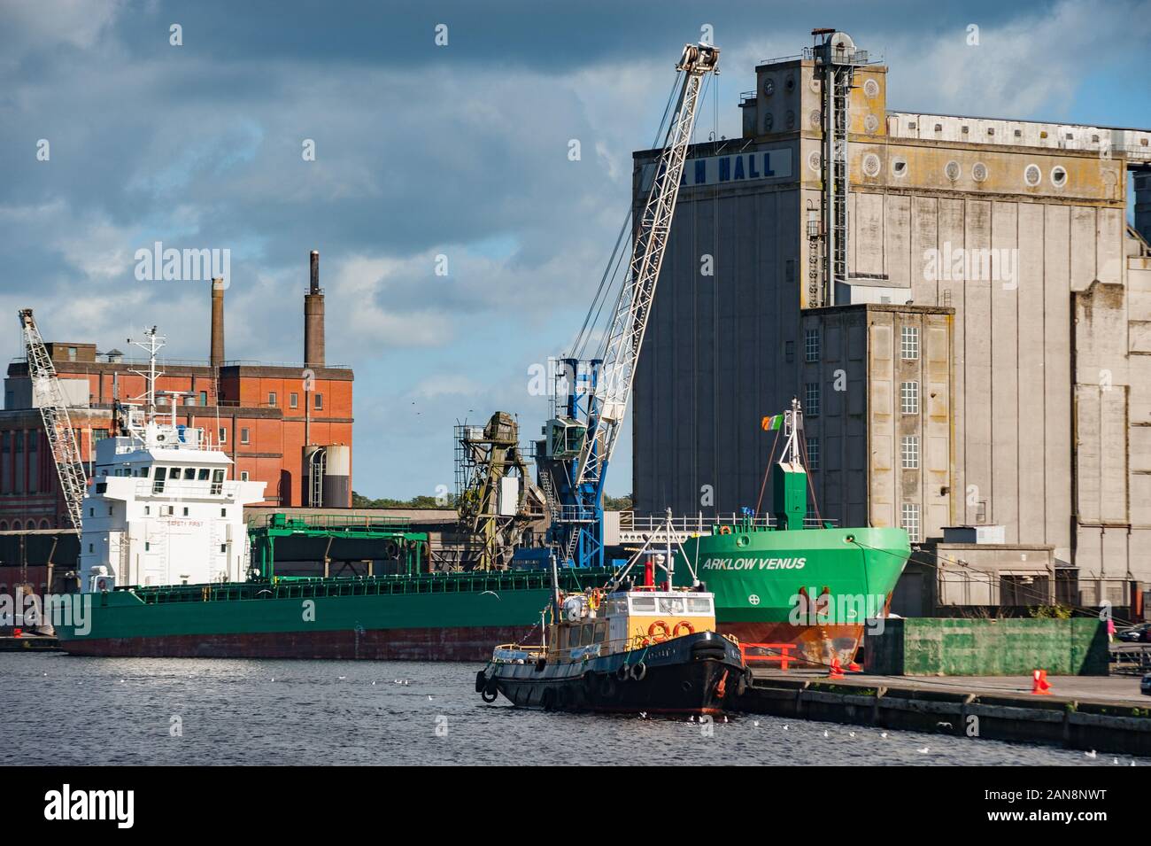 Cork City, Irland - 29. August 2012: Arklow Venus General Cargo Schiff Entladen im Hafen von Cork City, Irland Stockfoto