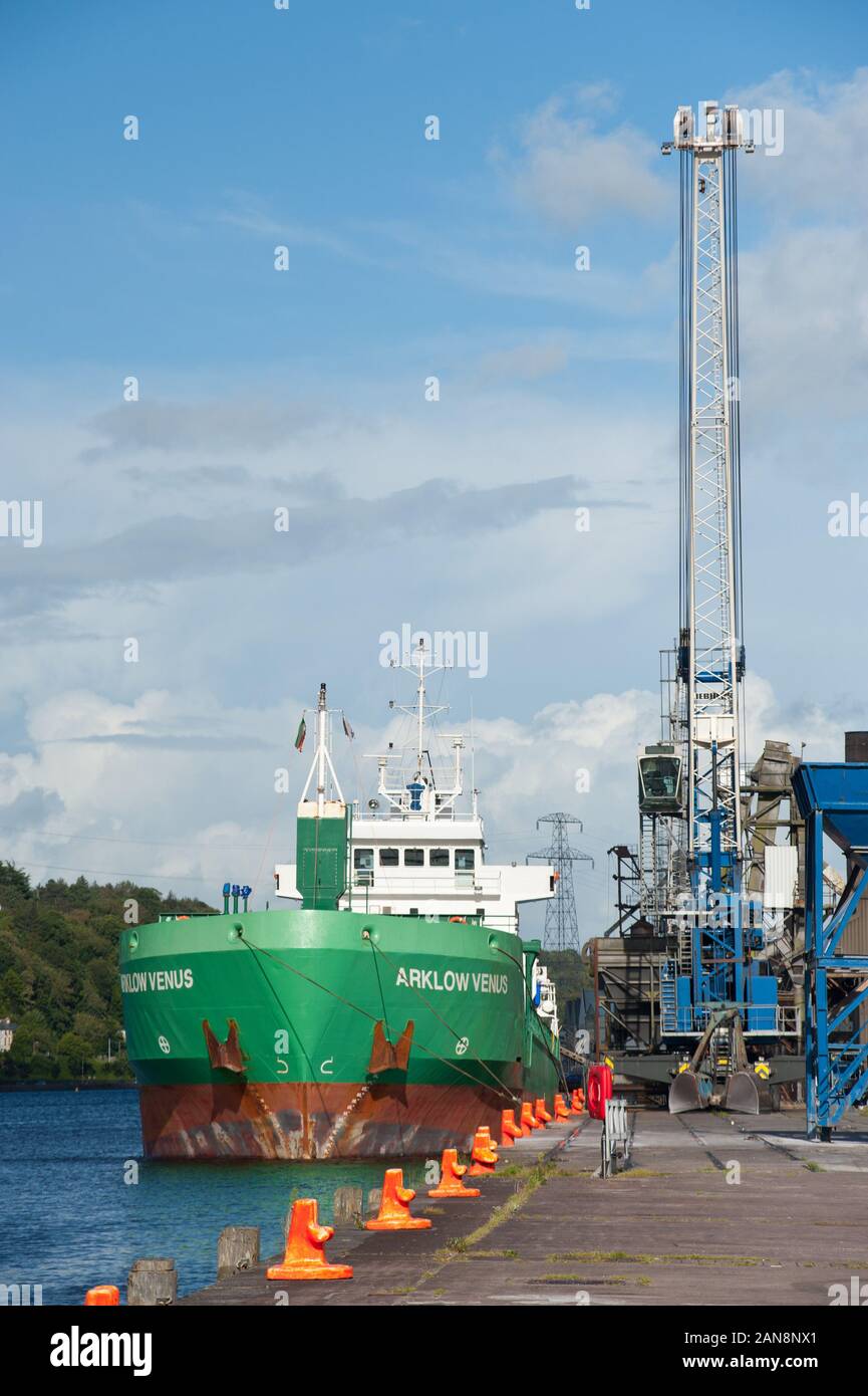 Cork City, Irland - 29. August 2012: Arklow Venus General Cargo Schiff Entladen im Hafen von Cork City, Irland Stockfoto