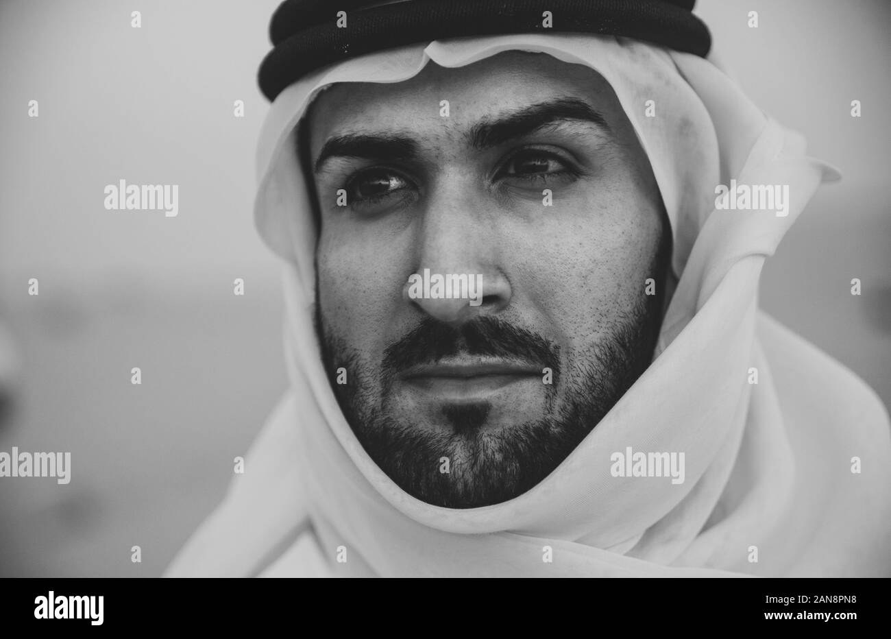 Geschäftsleute, die traditionelle uae Weiß kandura die Zeit in der Wüste von Dubai. Stockfoto