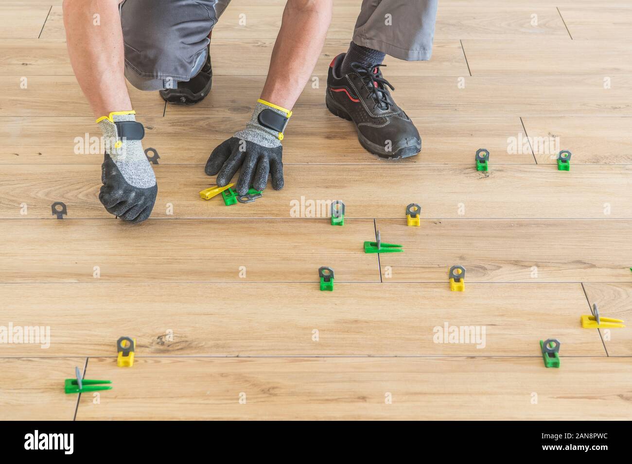 Neue Modern und stilvoll mit Holz wie Keramik, die von professionellen Umbau Arbeiter installiert. Stockfoto