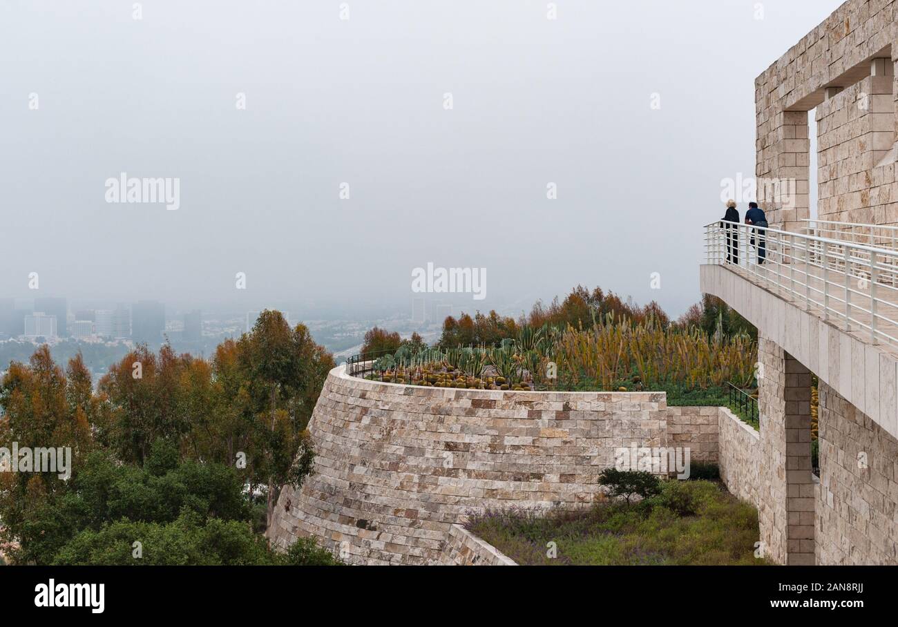 LOS ANGELES, Kalifornien - 20. Oktober 2012: Touristen mit Blick auf den Kaktus Garten am Getty Center in Los Angeles, Kalifornien Stockfoto