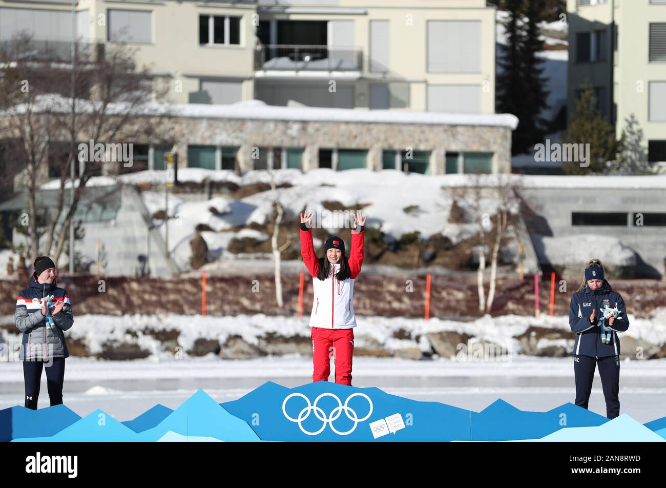 St. Moritz, Schweiz. 16 Jan, 2020. Silbermedaillengewinner Zuzana Kursova der Tschechischen Republik, goldmedallist Yang Binyu von China und bronzemedallist Katia Filippi von Italien (von L nach R) posieren für Fotos, die während der Zeremonie Maskottchen für die Masse der Frauen beginnen der Eisschnelllauf Ereignis am 3. Winter Youth Olympic Games in St. Moritz, Schweiz, Jan. 16, 2020. Credit: Cheng Tingting/Xinhua/Alamy leben Nachrichten Stockfoto