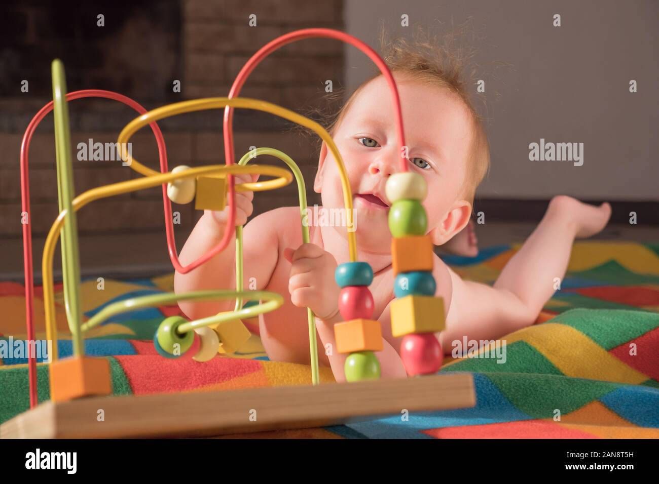 Montessori Materialien. Die Entwicklung des Gehirns. Die Entwicklung der Feinmotorik. Baby, Kleinkind spielen. Psychische Gesundheit. Montessori Hintergrund. Die Feinmotorik zu entwickeln. Nützliche Geschenke für Kleinkinder, Babys Stockfoto