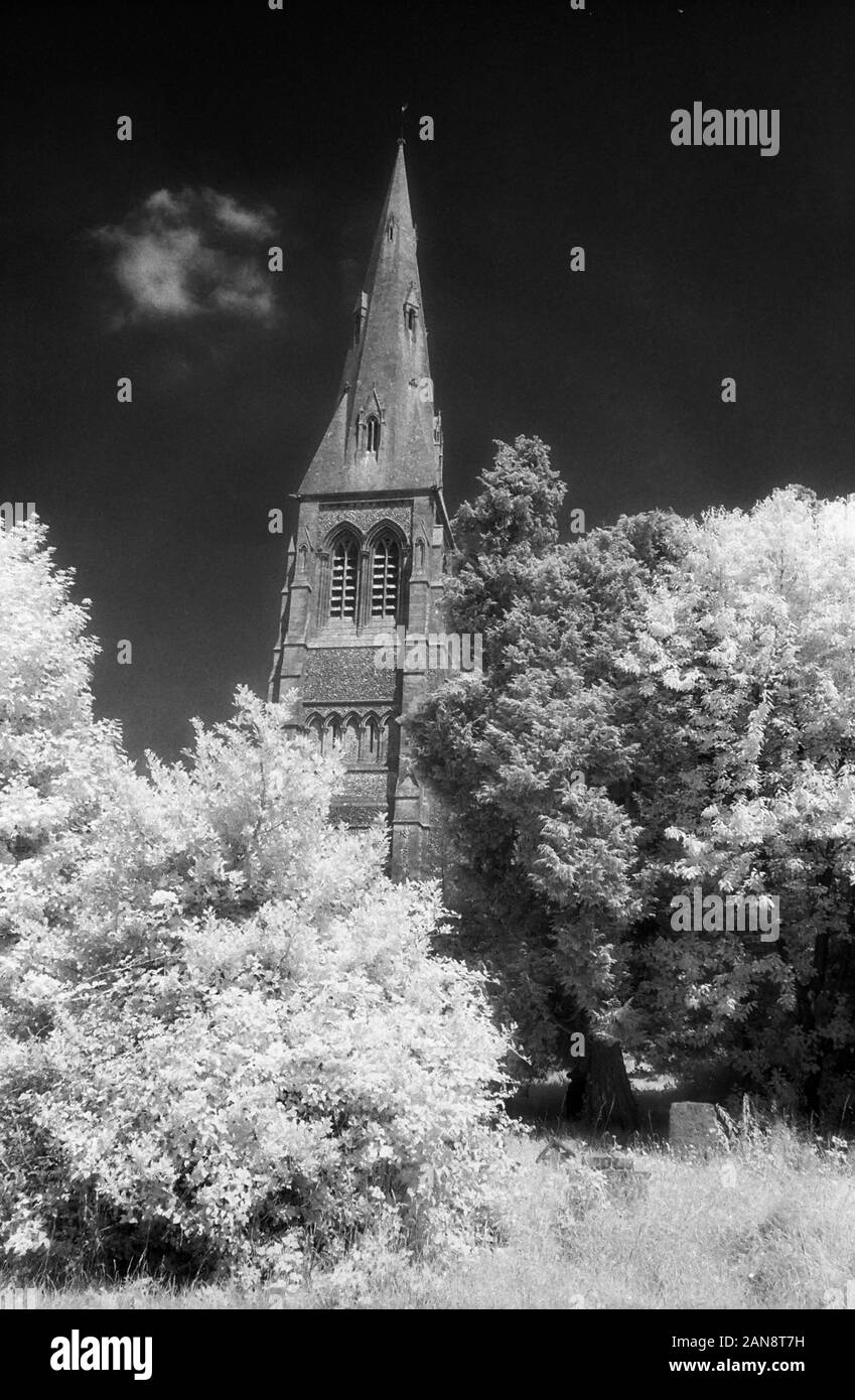 Kirche der Heiligen Dreifaltigkeit, Merepond Lane, Privett, Alton, Hampshire, England, UK. Schwarz und Weiß infrarot Filmstock, mit seinen charakteristischen prominente Kornstruktur, hohem Kontrast und leuchtenden hellen Laub. Stockfoto