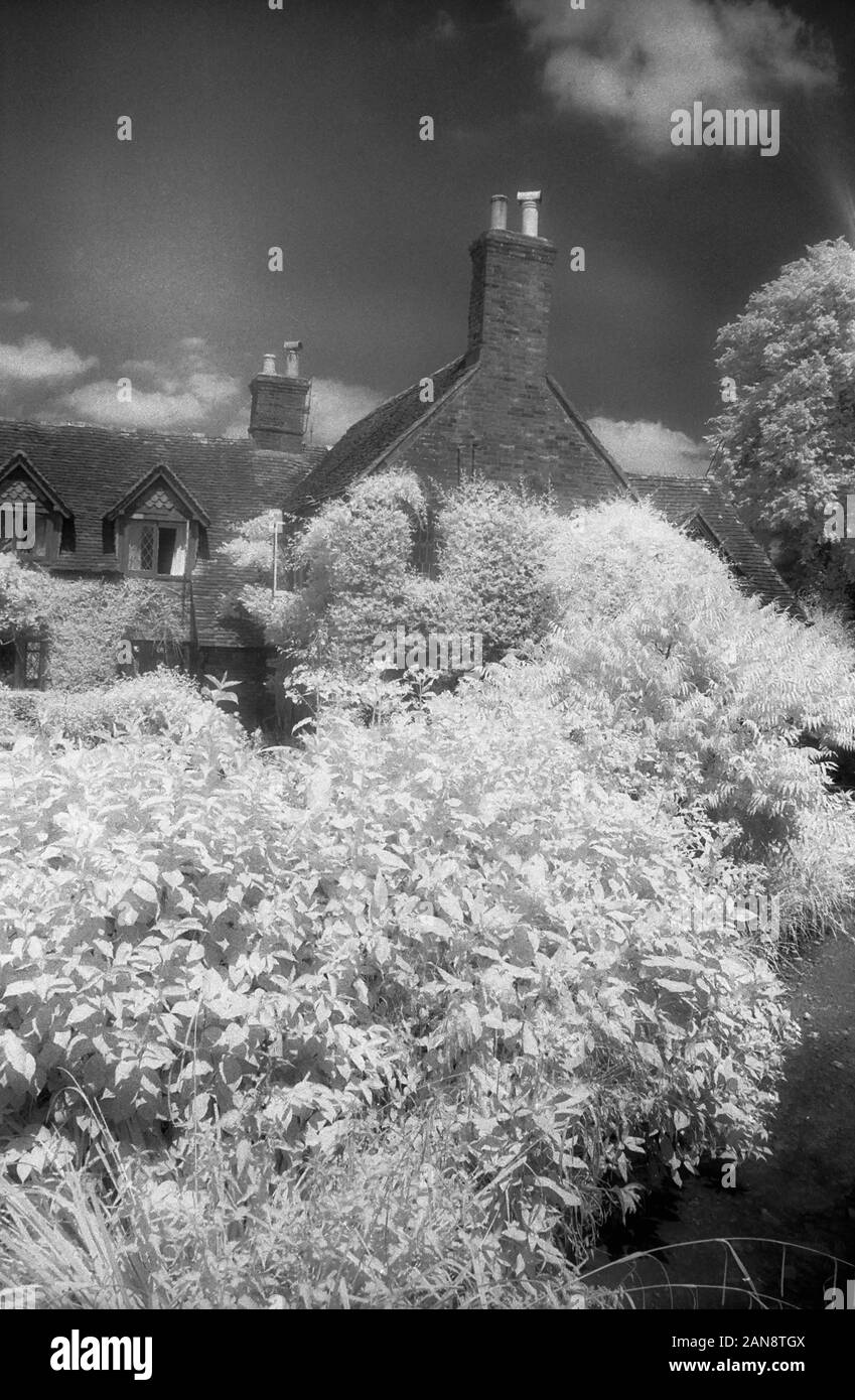 Altes Haus, Merepond Lane, Privett, Hampshire, England, UK. Schwarz und Weiß infrarot Filmstock, mit seinen charakteristischen prominente Kornstruktur, hohem Kontrast und leuchtenden hellen Laub. Stockfoto