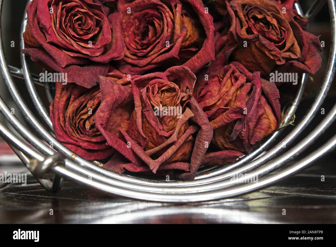 Getrocknete wilde Rosen in einem Metallkorb Stockfoto