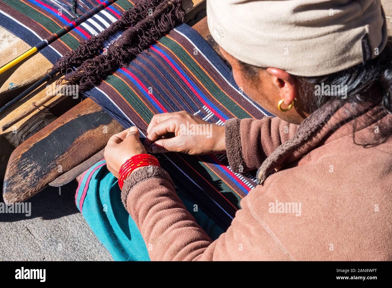 Tibeterin, die ein traditionelles Muster weberte, Dolpo, Nepal Stockfoto