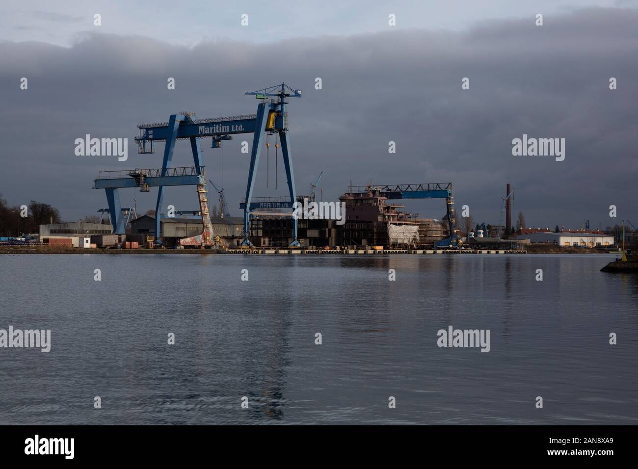 Gantry Cranes auf der Uferpromenade am Werft Danzig, Gdansk Polen Stockfoto