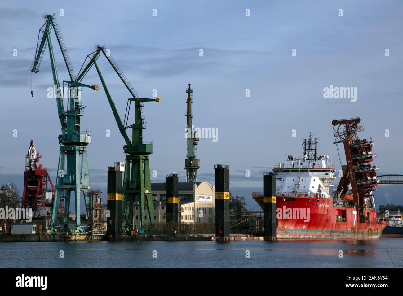 Rot Schiff und Hafenkrane in der Danziger Werft - Stocznia Gdańska - Danzig, Polen Stockfoto