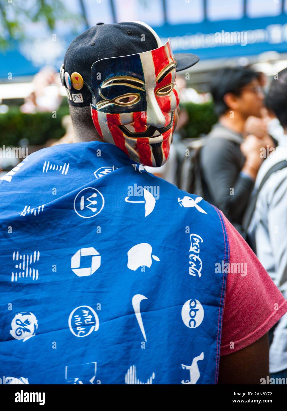 New York City - 17. September 2012: Demonstranten mit anonymer Guy Fawkes Maske bei Occupy Wall Street Protest im Zuccotti Park. Stockfoto