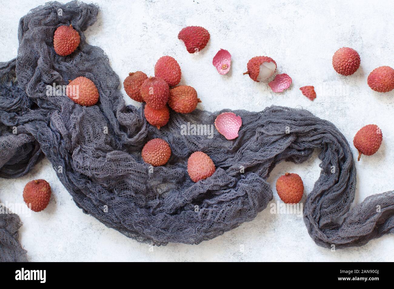 Frische lychees Früchte auf einem weißen Tisch Ansicht von oben Stockfoto