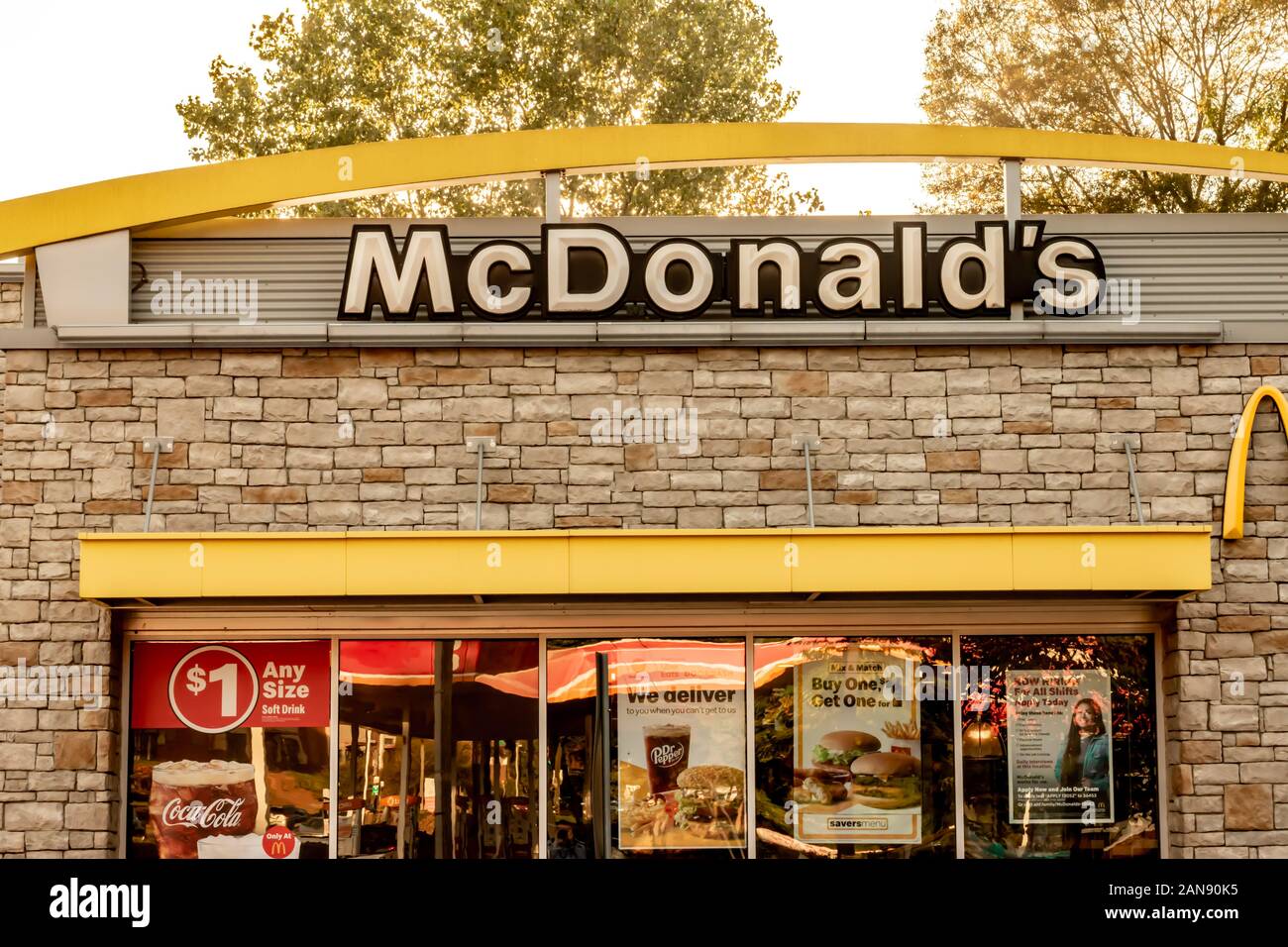 Charlotte, NC/USA - Oktober 12, 2019: Außen beige Fassade aus Stein von McDonald's, die Marke / Logo in weiß und schwarzen Buchstaben, gelbe Bogen, Windows wi Stockfoto