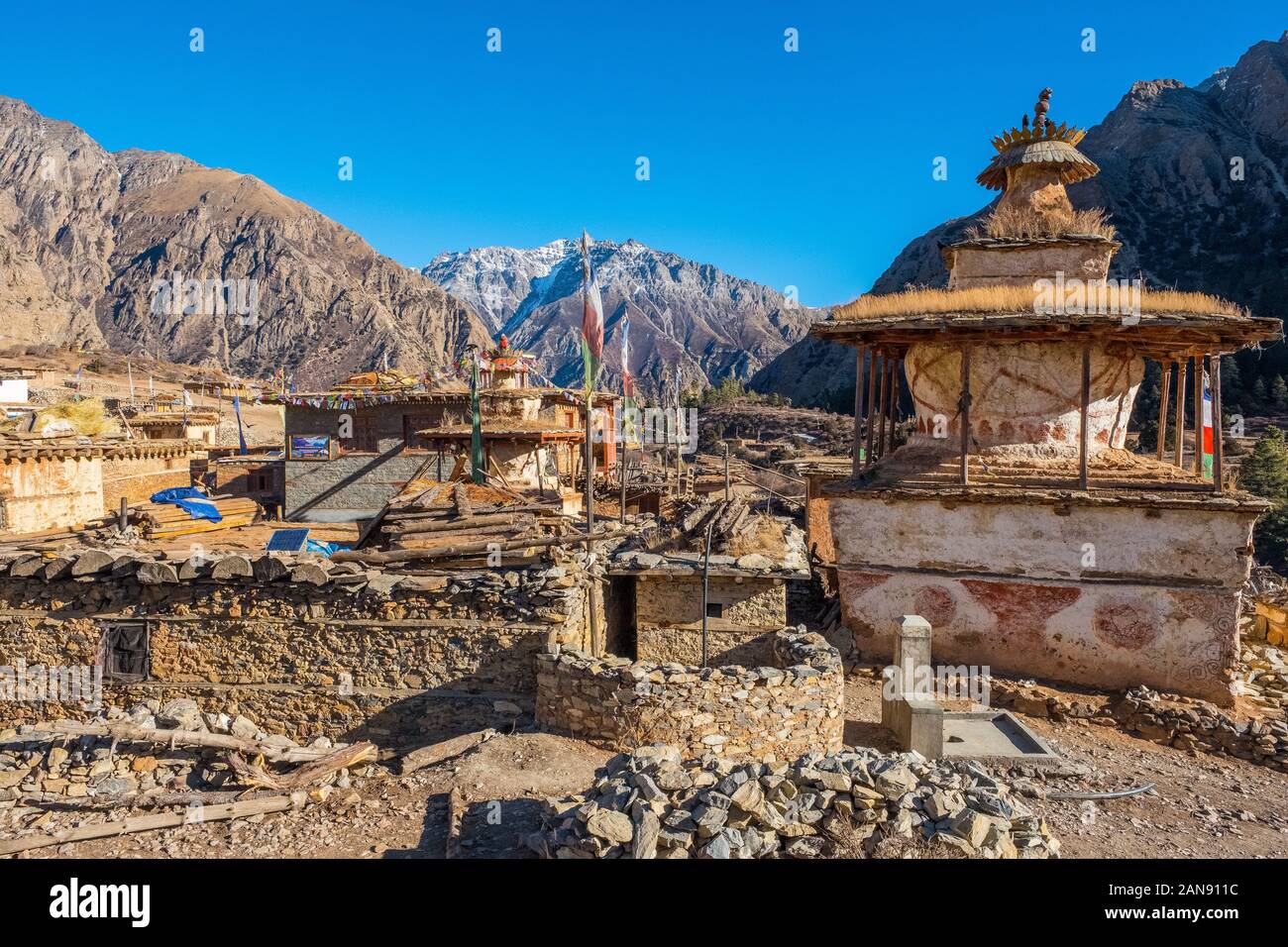 Das ethnische tibetische Dorf Ringmo/Phoksundo in der Dolpo-Region im Nepal Himalaya Stockfoto