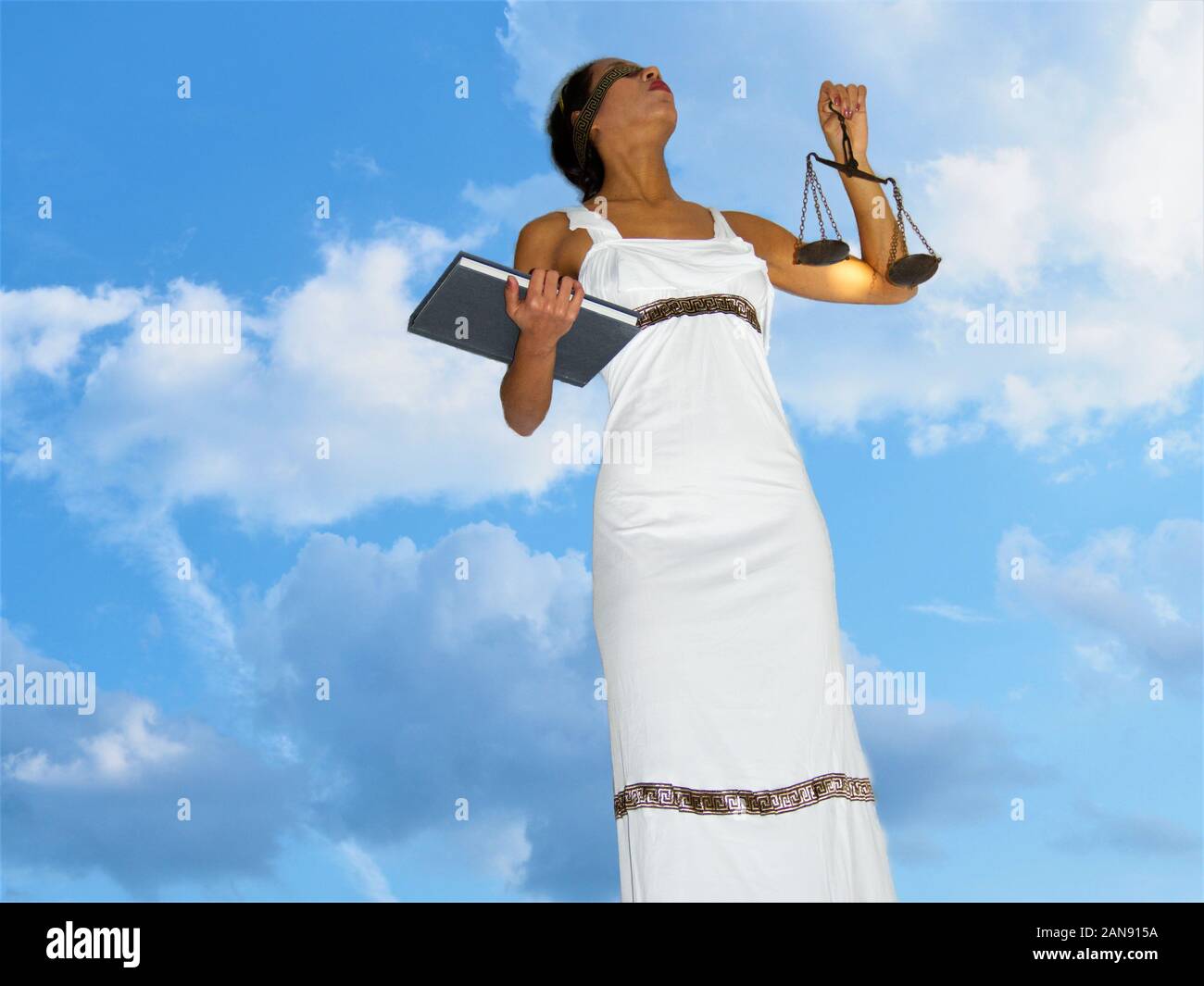 Schwarze Dame Gerechtigkeit mit Himmel Hintergrund und Suchen Blind gefaltet Nach Oben Stockfoto