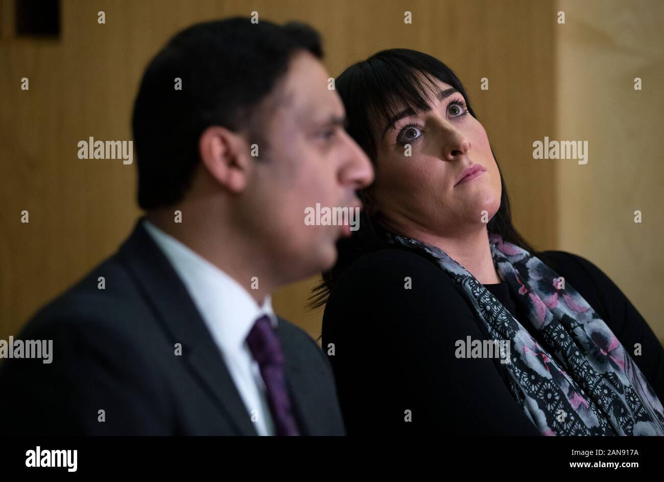 Glasgow Arbeit MSP Anas Sarwar mit Kimberly Darroch (rechts), die Mutter des 10-jährigen Milly Haupt, die nach einer Infektion an der Queen Elizabeth University Hospital in Glasgow starb, während einer Pressekonferenz im schottischen Parlament in Edinburgh. Stockfoto