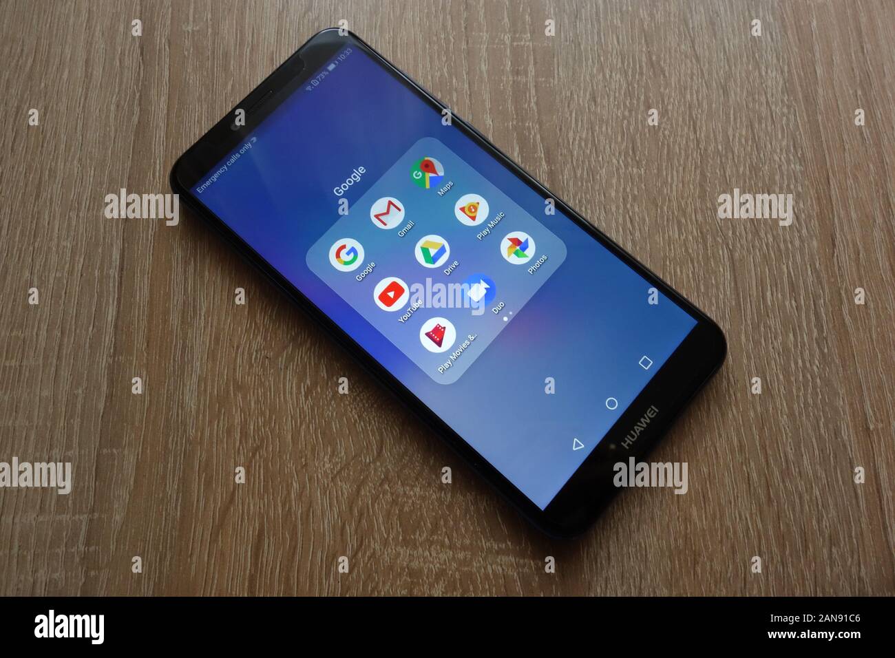 Google-Apps wie Gmail, Maps, Youtube, Duo, Play Music auf einem neuen modernen Smartphone Stockfoto