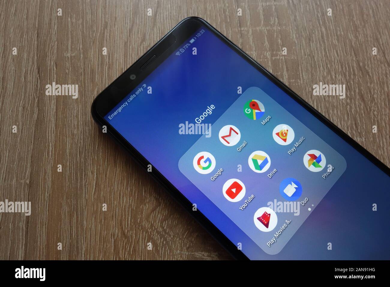 Google-Apps wie Gmail, Maps, Youtube, Duo, Play Music auf einem neuen modernen Smartphone Stockfoto
