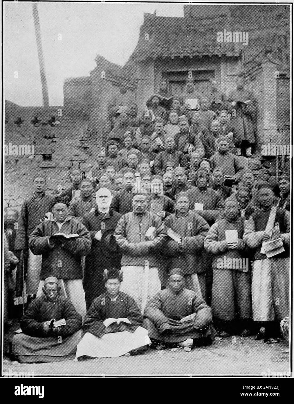 25 Jahre in Honan. ce waren somit geweckt und friendshipsformed, die in einigen Fällen wurde bleibend. Träger^ Die Houanese sind eine aufgeschlossene, fairlycandid, genial, gesprächige Menschen. Sie können bedrawn auf viele Themen, und es ist einfach tofind diejenigen, die bereit sind, die Gospelstory zu hören. Fast ohne Ausnahme die hearersare bis es zum ersten Mal hören, und forsome der erste Mai auch das letzte Mal sein. Thusthe Lautsprecher ist eine privilegierte, aber Avery verantwortlich. Viele Themen können betouched auf, aber wenn Christus nicht präsentiert wird, ist für immer verloren. anopportunity Preachina jt Stockfoto