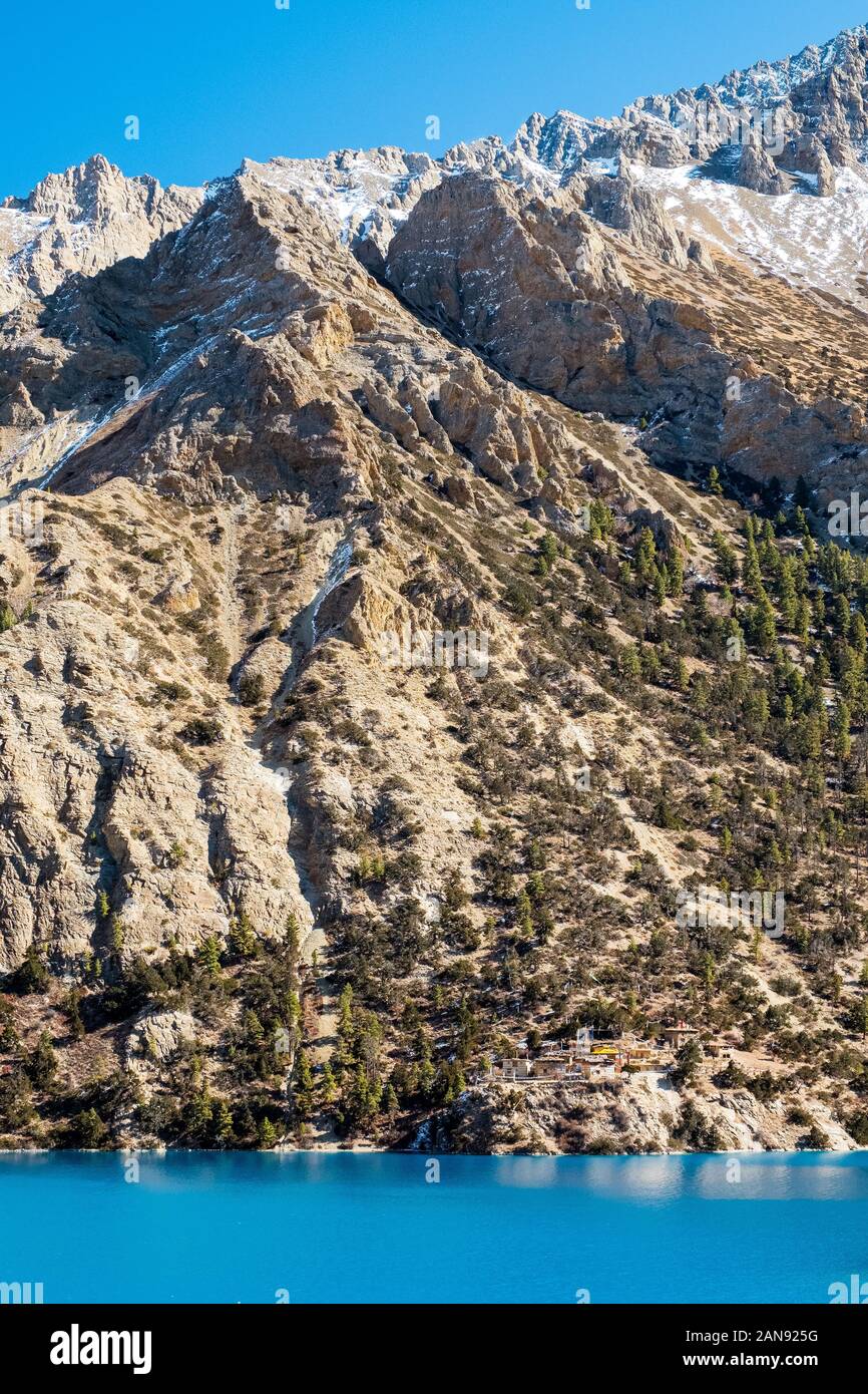 Der Phoksundo Lake, ein Gletschersee in der Dolpo-Region des Nepal-Himalayas Stockfoto