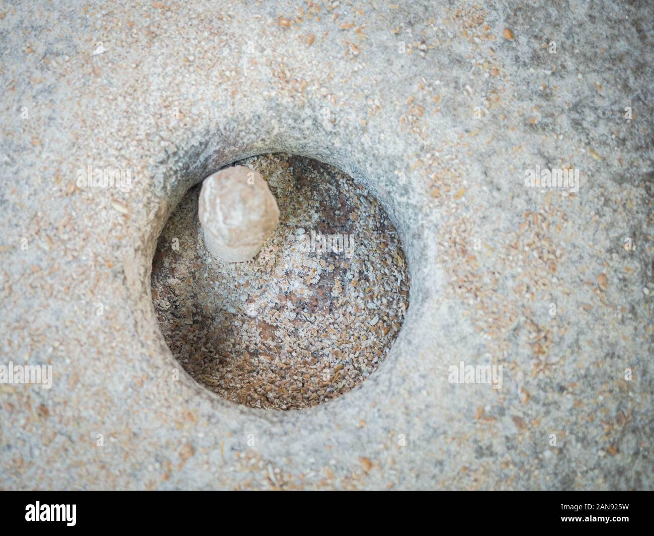 Rotary discoid Mill Stone für Hand- Schleifen einer Getreide zu Mehl. Mittelalterliche hand-driven Mühlstein mahlen Weizen. Die alten Quern Stein Hand Mühle mit Stockfoto