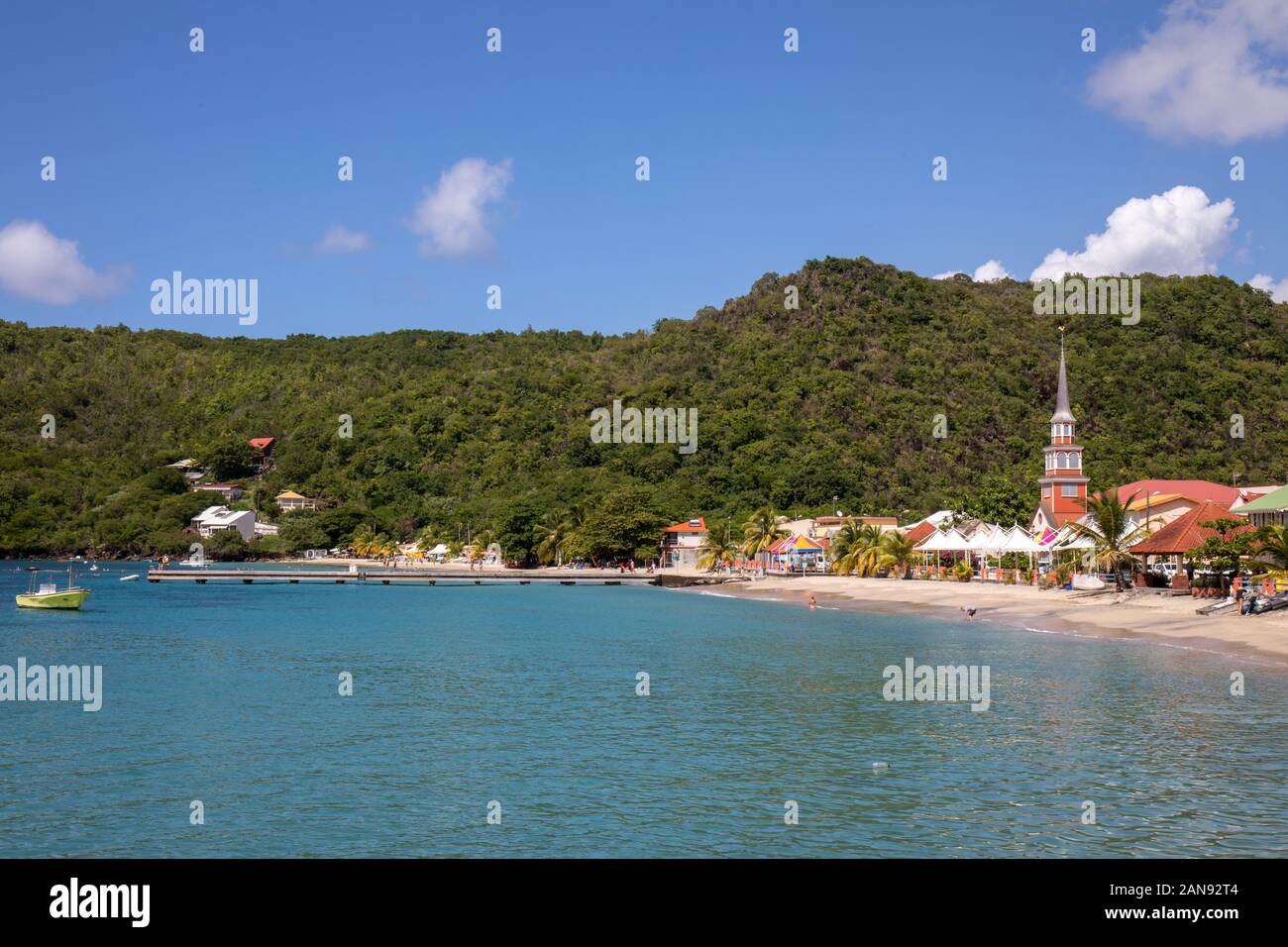 Les Anses d'Arlet, Martinique, FWI - das Dorf am Strand Stockfoto