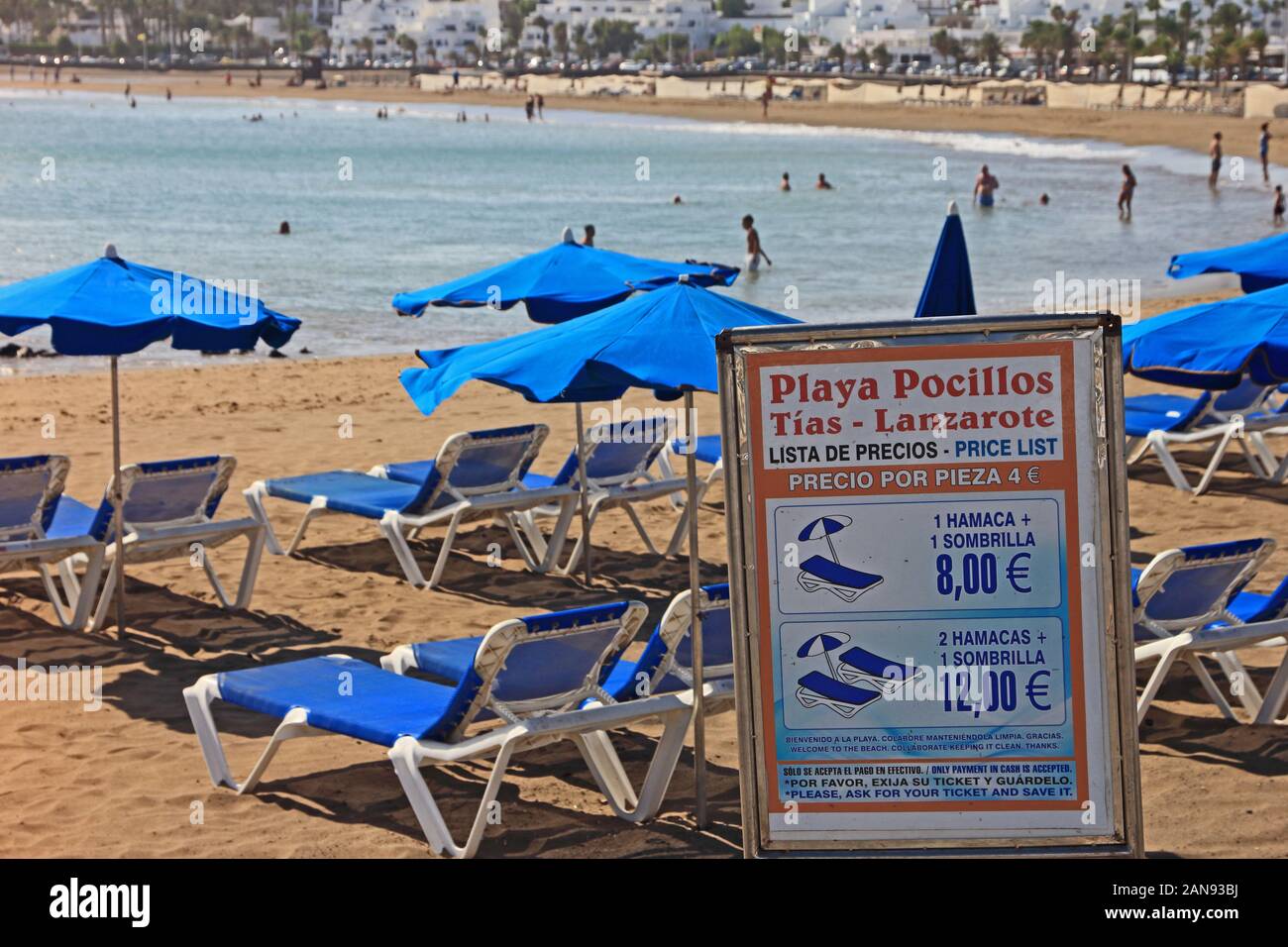 Liege und Sonnenschirm zu mieten, Playa Pocillos, Lanzarote Stockfoto